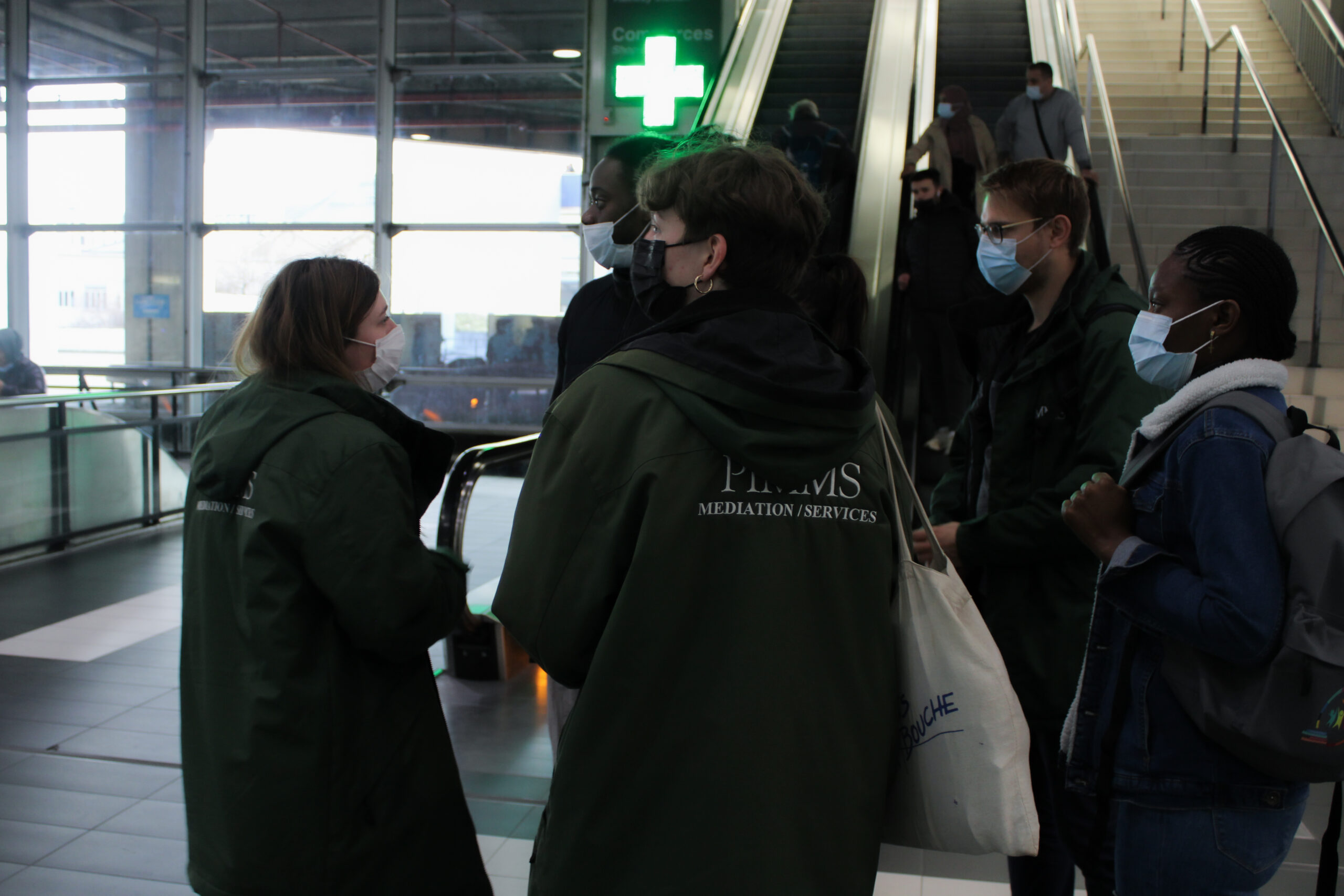 Equipe de médiateur terrain à la gare de Perrache à Lyon avec un groupe de jeunes accompagnés par la mission locale pour un atelier sur la mobilité inclusive