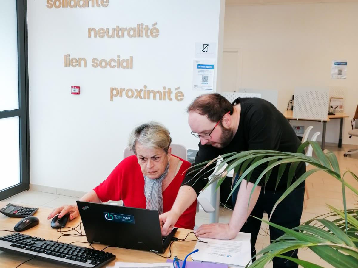 Médiateur numérique qui accompagne un usager dans ses démarches en ligne