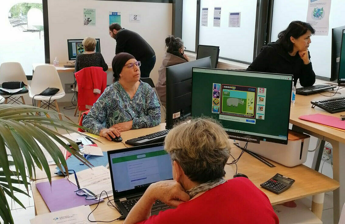 Atelier numérique avec 4 participants et un médiateur numérique.